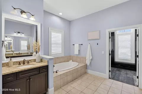 Bath - 5010 Dockside Dr, Wilmington, NC 28409 photo 3 of 9