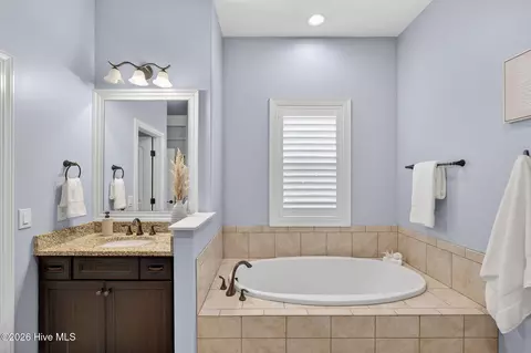 Bath - 5010 Dockside Dr, Wilmington, NC 28409 photo 4 of 9