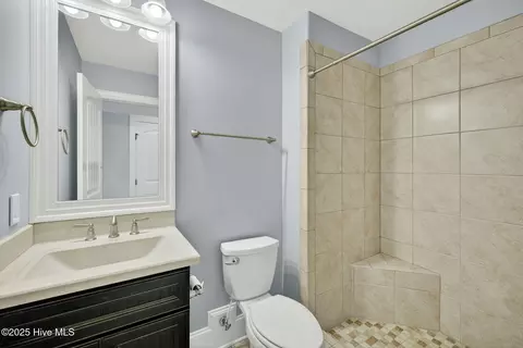 Bath - 5010 Dockside Dr, Wilmington, NC 28409 photo 8 of 9