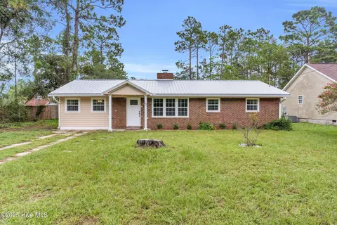 17 Burton Rd, Southport, NC 28461