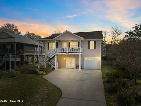 164 NW 12th St, Oak Island, NC 28465