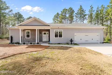 102 Roxburgh Ct, West End, NC 27376