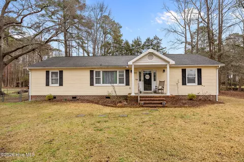 6433 Country Club Dr, Grifton, NC 28530