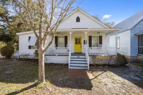 614 N Atlantic Ave, Southport, NC 28461