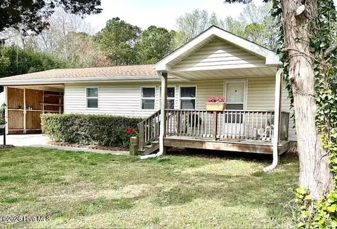 200 1st St, Hampstead, NC 28443