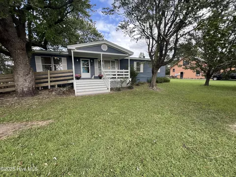 121 Bryan Rd, Knotts Island, NC 27950