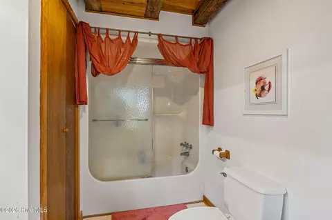 Bath - 568 Seashore Dr, Atlantic, NC 28511 photo 3 of 11