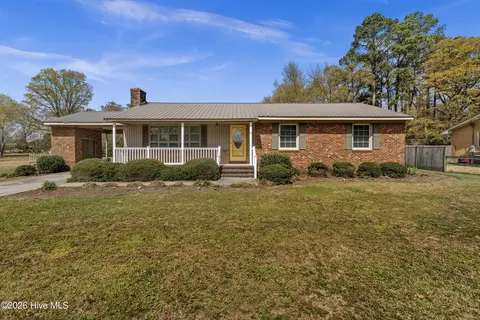 129 Pineland Ave, Mount Olive, NC 28365