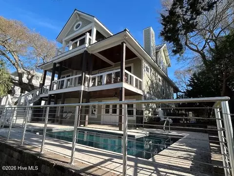 137 Beechwood Dr, Pine Knoll Shores, NC 28512