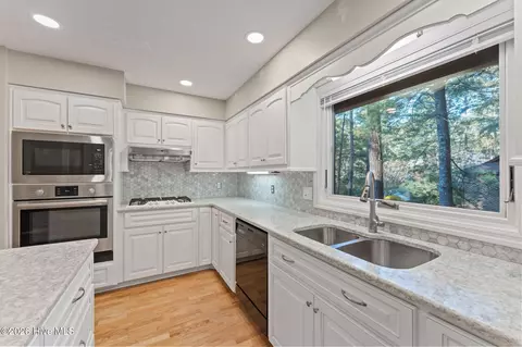 Kitchen - 33 Thunderbird Cir, Pinehurst, NC 28374 photo 4 of 5