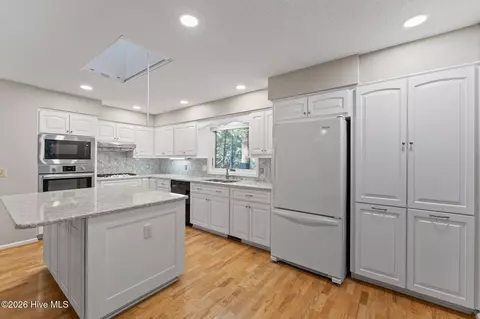 Kitchen - 33 Thunderbird Cir, Pinehurst, NC 28374 photo 2 of 5