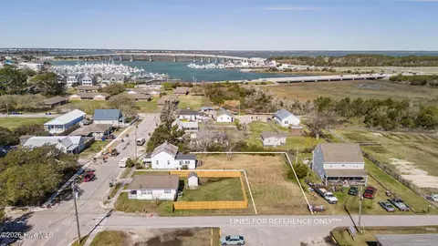 513 Mulberry St, Beaufort, NC 28516