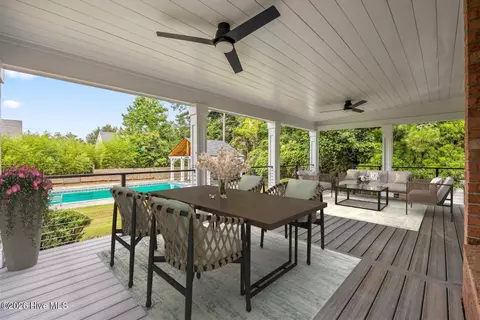 203 Hatteras Ct, Hampstead, NC 28443