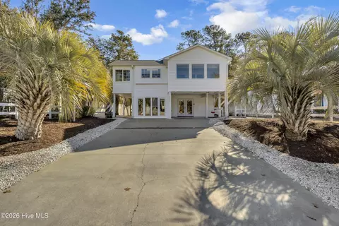 212 NE 35th St, Oak Island, NC 28465
