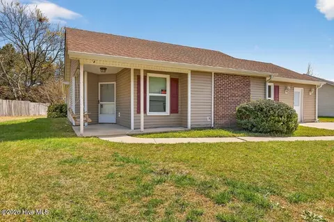 104 Hearthstone Ct, Jacksonville, NC 28546
