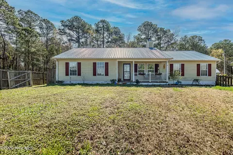 101 Barrington Ct, Maple Hill, NC 28454