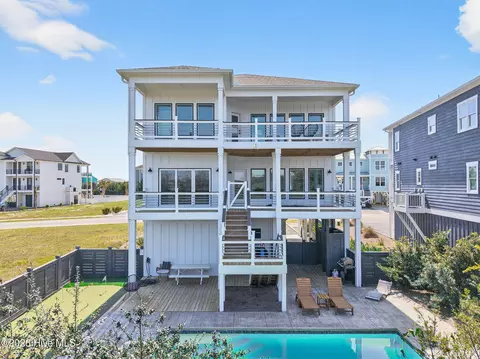 381 E Fourth St, Ocean Isle Beach, NC 28469