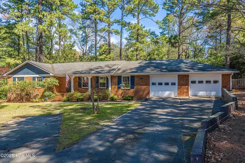 204 Haldane Dr, Southern Pines, NC 28387