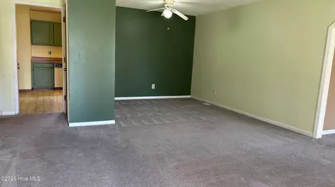 Living - 32 Arrowhead Dr, Hubert, NC 28539 photo 1 of 2