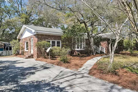 811 Memory Ln, Southport, NC 28461