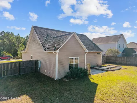 Exterior - 257 E Ivybridge Dr, Hubert, NC 28539 photo 5 of 9