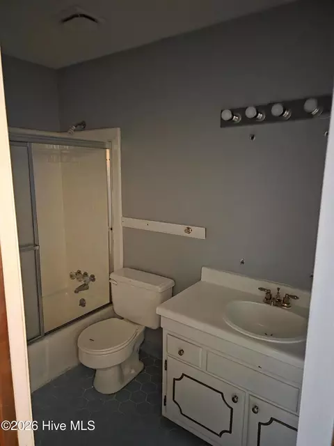 Bath - 802 Eagle Rd, Kinston, NC 28501 photo 1 of 2