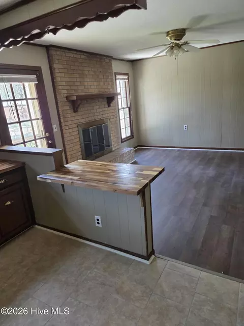 Living - 802 Eagle Rd, Kinston, NC 28501 photo 2 of 2