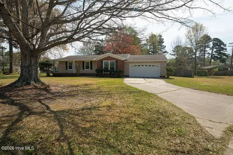 2 Yorkshire Dr, Jacksonville, NC 28546
