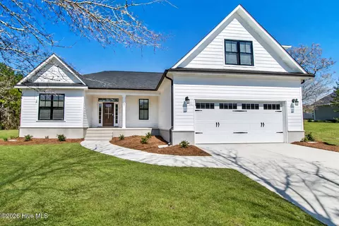 122 Live Oak Cir, Lake Waccamaw, NC 28450