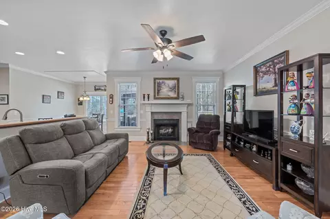 Living - 208 Easterly Dr, New Bern, NC 28560 photo 2 of 3