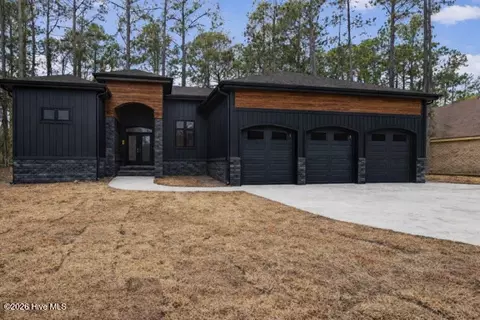 922 Crooked Creek Dr, New Bern, NC 28560