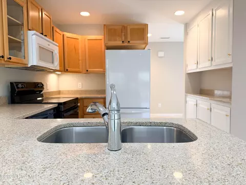 Kitchen - 202 Fairway Dr, Hampstead, NC 28443 photo 8 of 10
