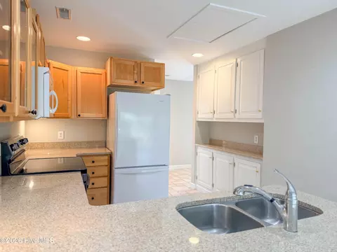 Kitchen - 202 Fairway Dr, Hampstead, NC 28443 photo 9 of 10