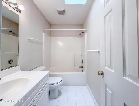 Bath - 202 Fairway Dr, Hampstead, NC 28443 photo 5 of 7