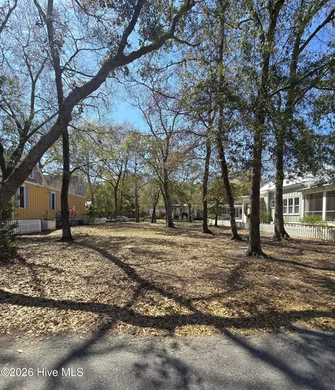 404 Fire Fly Ln, Southport, NC 28461