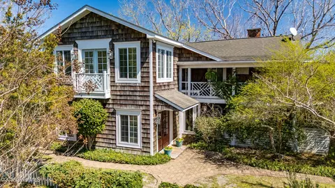 211 Mansfield Pkwy, Morehead City, NC 28557