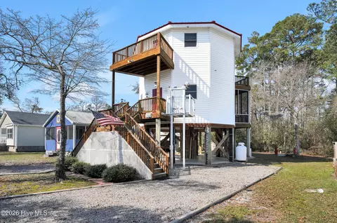 233 NE 75th St, Oak Island, NC 28465