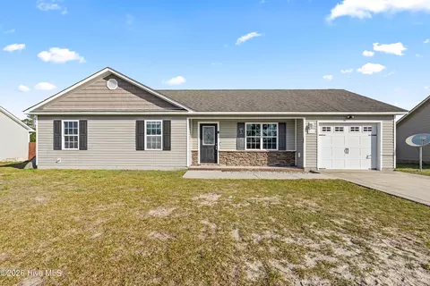 211 Lockwood Ct, Hubert, NC 28539