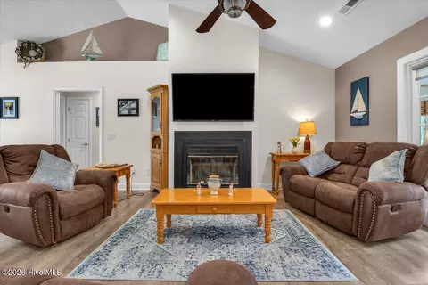 Living - 104 Greenview Ct, Hampstead, NC 28443 photo 2 of 4