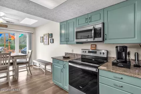 Kitchen - 104 Greenview Ct, Hampstead, NC 28443 photo 3 of 5