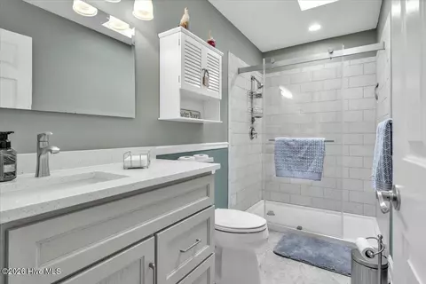 Bath - 104 Greenview Ct, Hampstead, NC 28443 photo 4 of 4