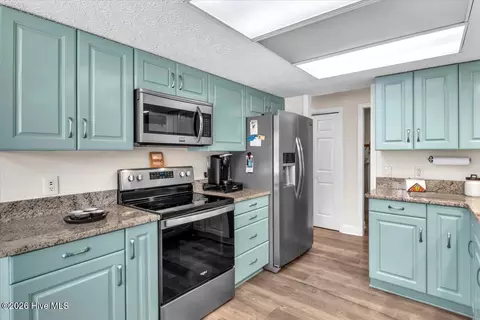 Kitchen - 104 Greenview Ct, Hampstead, NC 28443 photo 4 of 5