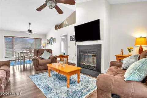 Living - 104 Greenview Ct, Hampstead, NC 28443 photo 3 of 4