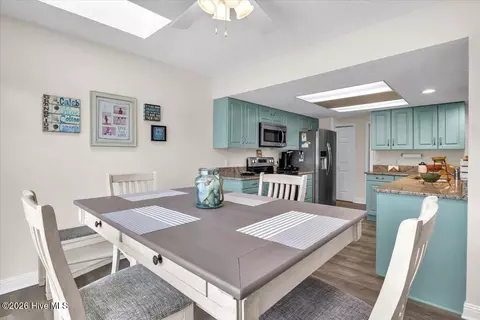 Dining - 104 Greenview Ct, Hampstead, NC 28443 photo 6 of 8