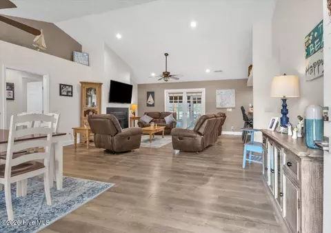 Entry Way - 104 Greenview Ct, Hampstead, NC 28443 photo 1 of 1
