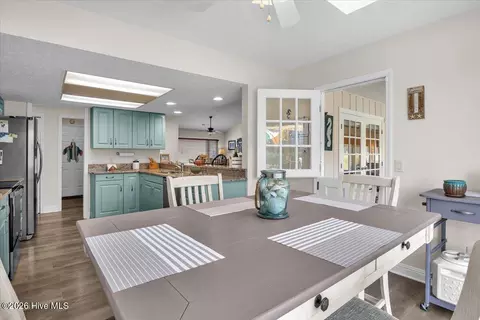 Dining - 104 Greenview Ct, Hampstead, NC 28443 photo 7 of 8