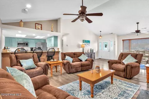 Living - 104 Greenview Ct, Hampstead, NC 28443 photo 4 of 4