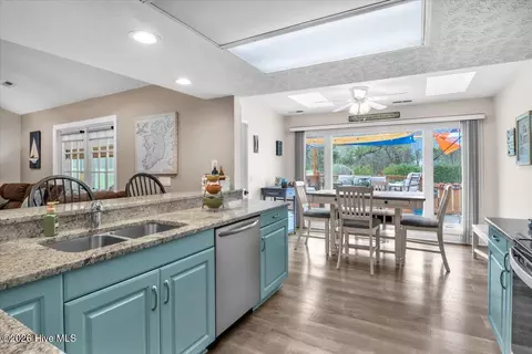 Kitchen - 104 Greenview Ct, Hampstead, NC 28443 photo 2 of 5