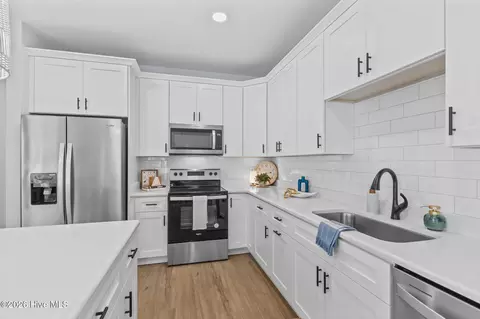 Kitchen - 400 Lighthouse Ln #B2, Cedar Point, NC 28584 photo 4 of 7