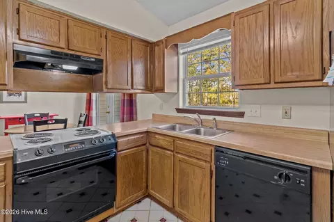 Kitchen - 434 Oregon Trl, Hubert, NC 28539 photo 2 of 5